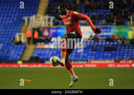 Reading, Regno Unito. 19th Jan 2022. Amari'i Bell di Luton Town in azione durante il gioco. EFL Skybet Championship Match, Reading v Luton Town al Select Car Leasing Stadium di Reading mercoledì 19th gennaio 2022. Questa immagine può essere utilizzata solo a scopo editoriale. Solo per uso editoriale, licenza richiesta per uso commerciale. Nessun uso in scommesse, giochi o un singolo club/campionato/player pubblicazioni. pic di Steffan Bowen/Andrew Orchard sport fotografia/Alamy Live news credito: Andrew Orchard sport fotografia/Alamy Live News Foto Stock