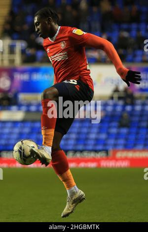 Reading, Regno Unito. 19th Jan 2022. Amari'i Bell di Luton Town in azione durante il gioco. EFL Skybet Championship Match, Reading v Luton Town al Select Car Leasing Stadium di Reading mercoledì 19th gennaio 2022. Questa immagine può essere utilizzata solo a scopo editoriale. Solo per uso editoriale, licenza richiesta per uso commerciale. Nessun uso in scommesse, giochi o un singolo club/campionato/player pubblicazioni. pic di Steffan Bowen/Andrew Orchard sport fotografia/Alamy Live news credito: Andrew Orchard sport fotografia/Alamy Live News Foto Stock