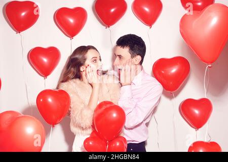 L'uomo con la sua bella ragazza innamorata ha scioccato . Giorno di San Valentino dell'amante. Coppia di San Valentino. Coppia sorpreso, molto felice, sconti, vendita, festa, sorridi, lau Foto Stock