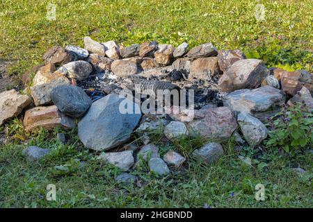 Fuoco del campo dopo bruciare in un campo Foto Stock