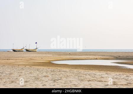 Vista del fiume che scorre attraverso la spiaggia e l'incontro con il mare formando un estuario a Velsao spiaggia vicino Sankval, Mormugao, Goa, India Foto Stock