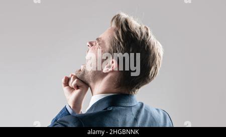 L'uomo mediatore professionista prende il pugno colpito in faccia durante la lotta sfondo grigio, punch Foto Stock