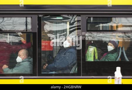 Berlino, Germania. 19th Jan 2022. I passeggeri che indossano maschere per il viso sono visti su un autobus a Berlino, in Germania, il 19 gennaio 2022. Il numero di infezioni giornaliere COVID-19 registrate in Germania ha superato 100.000 per la prima volta dall'inizio della pandemia, il Robert Koch Institute (RKI) per le malattie infettive ha detto mercoledì. Credit: Stefan Zeitz/Xinhua/Alamy Live News Foto Stock