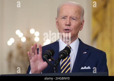 Washington, Vereinigte Staaten. 19th Jan 2022. Il Presidente degli Stati Uniti Joe Biden tiene una conferenza stampa nella Sala Est della Casa Bianca a Washington, DC mercoledì 19 gennaio 2022. Credit: Oliver Contreras/Pool via CNP/dpa/Alamy Live News Foto Stock