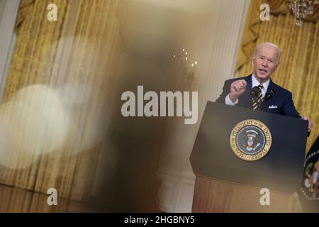 Washington, Vereinigte Staaten. 19th Jan 2022. Il Presidente degli Stati Uniti Joe Biden tiene una conferenza stampa nella Sala Est della Casa Bianca a Washington, DC mercoledì 19 gennaio 2022. Credit: Oliver Contreras/Pool via CNP/dpa/Alamy Live News Foto Stock