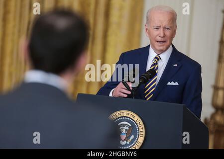 Washington, Vereinigte Staaten. 19th Jan 2022. Il Presidente degli Stati Uniti Joe Biden tiene una conferenza stampa nella Sala Est della Casa Bianca a Washington, DC mercoledì 19 gennaio 2022. Credit: Oliver Contreras/Pool via CNP/dpa/Alamy Live News Foto Stock