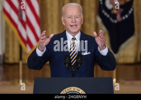 Washington, Vereinigte Staaten. 19th Jan 2022. Il Presidente degli Stati Uniti Joe Biden tiene una conferenza stampa nella Sala Est della Casa Bianca a Washington, DC mercoledì 19 gennaio 2022. Credit: Oliver Contreras/Pool via CNP/dpa/Alamy Live News Foto Stock