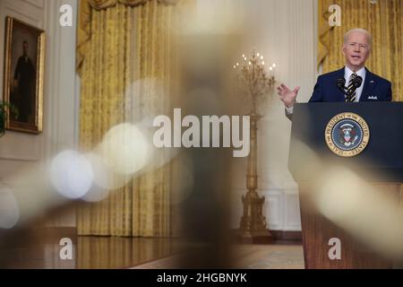 Washington, Vereinigte Staaten. 19th Jan 2022. Il Presidente degli Stati Uniti Joe Biden tiene una conferenza stampa nella Sala Est della Casa Bianca a Washington, DC mercoledì 19 gennaio 2022. Credit: Oliver Contreras/Pool via CNP/dpa/Alamy Live News Foto Stock