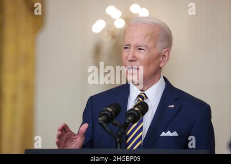 Washington, Vereinigte Staaten. 19th Jan 2022. Il Presidente degli Stati Uniti Joe Biden tiene una conferenza stampa nella Sala Est della Casa Bianca a Washington, DC mercoledì 19 gennaio 2022. Credit: Oliver Contreras/Pool via CNP/dpa/Alamy Live News Foto Stock