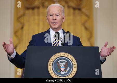 Washington, Vereinigte Staaten. 19th Jan 2022. Il Presidente degli Stati Uniti Joe Biden tiene una conferenza stampa nella Sala Est della Casa Bianca a Washington, DC mercoledì 19 gennaio 2022. Credit: Oliver Contreras/Pool via CNP/dpa/Alamy Live News Foto Stock