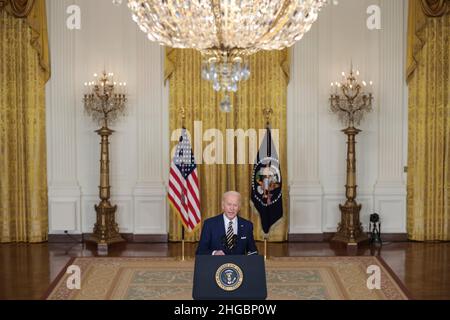 Washington, Vereinigte Staaten. 19th Jan 2022. Il Presidente degli Stati Uniti Joe Biden tiene una conferenza stampa nella Sala Est della Casa Bianca a Washington, DC mercoledì 19 gennaio 2022. Credit: Oliver Contreras/Pool via CNP/dpa/Alamy Live News Foto Stock