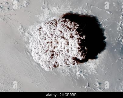 Una massiccia nube di funghi spara cenere vulcanica dalla violenta eruzione del vulcano sottomarino Hunga Tonga-Hunga Haitapai catturato dal satellite GOES-West sull'Oceano Pacifico del Sud 15 gennaio 2022 nelle Isole Tonga. L'esplosione ha inviato un pennacchio di cenere a 100.000 metri nell'atmosfera superiore e le onde dello tsunami fino alla California. Foto Stock