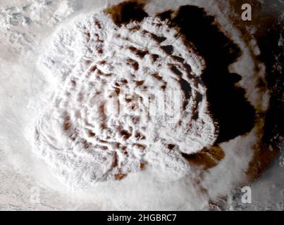 Una massiccia nube di funghi spara cenere vulcanica dalla violenta eruzione del vulcano sottomarino Hunga Tonga-Hunga Haitapai catturato dal satellite GOES-West sull'Oceano Pacifico del Sud 15 gennaio 2022 nelle Isole Tonga. L'esplosione ha inviato un pennacchio di cenere a 100.000 metri nell'atmosfera superiore e le onde dello tsunami fino alla California. Foto Stock