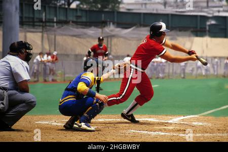 Austin, Texas USA 1993: Azione sportiva nelle scuole superiori al torneo di baseball dello stato dell'UIL. Foto Stock