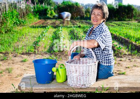 Ritratto di donna matura in paesaggio rurale Foto Stock