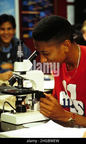 Austin, Texas USA 1994: Teen in High School Biology class coetanei al microscopio alla LBJ Science Academy di Austin. XX Foto Stock