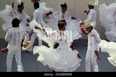 San Antonio, Texas USA: Ballerini ispanici al Texas Folklife Festival nel centro di San Antonio. ©1992 Bob Daemmrich Foto Stock