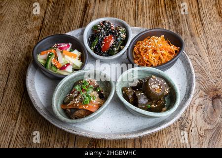 Una varietà di insalate di verdure giapponesi con semi di sesamo e cipolle verdi Foto Stock