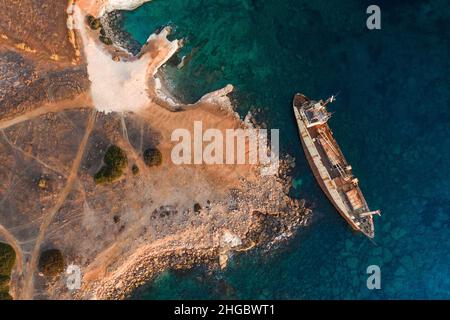 Nave affondata al largo della costa di Paphos, Cipro. Naufragio al tramonto. Vista dall'alto Foto Stock