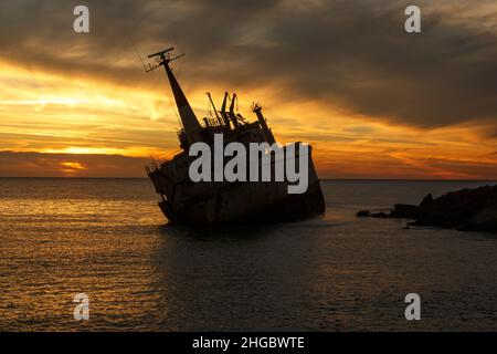 Nave affondata al largo della costa di Paphos, Cipro. Naufragio al tramonto Foto Stock