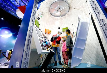 ZHANGYE, CINA - 19 GENNAIO 2022 - Un membro dello staff introduce la struttura della navicella spaziale Shenzhen ai bambini della Scienza e tecnologia spaziale Foto Stock