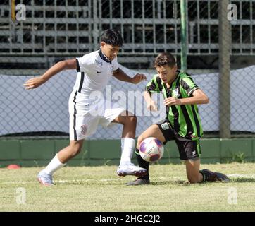 Votorantim, San Paolo, Brasile. 19th Jan 2022. Edizione 26th del Votorantim Under-15 Soccer Cup: Corinthians e America-MG. 19 gennaio 2022, Votorantim, Sao Paulo, Brasile: Partita di calcio tra Corinzi e America-MG, valida per l'edizione 26th della Votorantim Soccer Cup Under-15, tenutasi al Domenio Paolo Metidieri Municipal Stadium, nella città di Votorantim, a Sao Paulo, mercoledì (19). Corinzi vinse il 3-0. Credit: Andre Cardoso/TheNews2 (Credit Image: © Andre Cardoso/TheNEWS2 via ZUMA Press Wire) Foto Stock