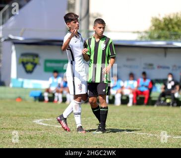 Votorantim, San Paolo, Brasile. 19th Jan 2022. Edizione 26th del Votorantim Under-15 Soccer Cup: Corinthians e America-MG. 19 gennaio 2022, Votorantim, Sao Paulo, Brasile: Partita di calcio tra Corinzi e America-MG, valida per l'edizione 26th della Votorantim Soccer Cup Under-15, tenutasi al Domenio Paolo Metidieri Municipal Stadium, nella città di Votorantim, a Sao Paulo, mercoledì (19). Corinzi vinse il 3-0. Credit: Andre Cardoso/TheNews2 (Credit Image: © Andre Cardoso/TheNEWS2 via ZUMA Press Wire) Foto Stock