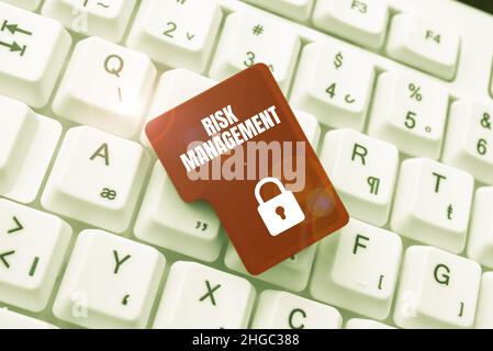 Gestione dei rischi per la visualizzazione dei segnali. Business Concept Valutazione e controllo delle minacce future per l'azienda editing e pubblicazione di articoli di notizie online Foto Stock