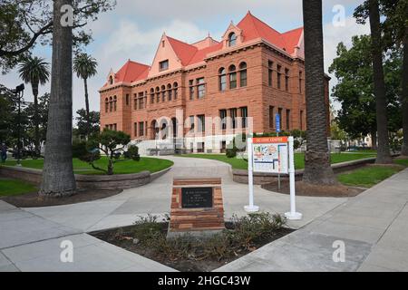 SANTA ANA, CA - 19 GEN 2022: Il vecchio tribunale della contea di Orange e Time Capsule Plaque.The Historic Landmark in Santa Ana California è sul National Foto Stock