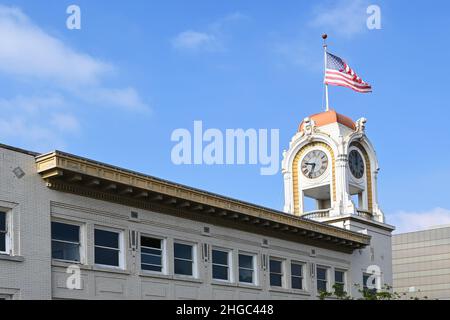 SANTA ANA, CALIFORNIA - 19 GEN 2022: Primo piano della torre dell'orologio sullo Spurgeon buliding in Downton Santa Ana. Foto Stock