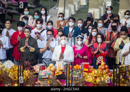 Bangkok, Tailandia. 19th Jan 2022. Persone che pregano prima delle celebrazioni del Capodanno cinese nel Lhong 1919. (Foto di Adisorn Chabsungnoen/SOPA Imag/Sipa USA) Credit: Sipa USA/Alamy Live News Foto Stock