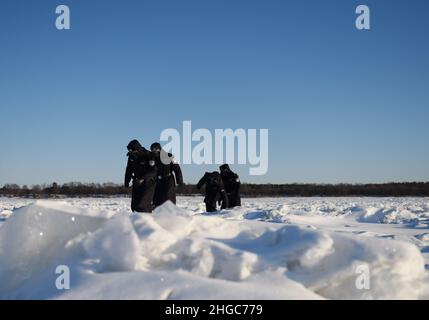 GRANDE KHINGAN, CINA - 20 GENNAIO 2022 - polizia di frontiera con il gelo di fronte che sfida le temperature di congelamento di meno 34 gradi Celsius pattuglia il confine dentro Foto Stock