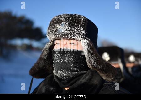 GRANDE KHINGAN, CINA - 20 GENNAIO 2022 - polizia di frontiera con il gelo di fronte che sfida le temperature di congelamento di meno 34 gradi Celsius pattuglia il confine dentro Foto Stock