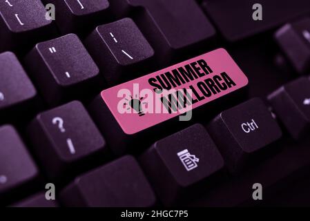 Scrittura visualizzazione testo Summer Mallorca. Business Overview spendere la stagione delle vacanze nelle isole Baleari della Spagna Abstract Typing prodotto Foto Stock