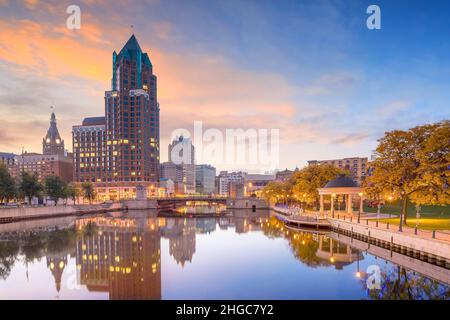 Skyline del centro città con edifici lungo il fiume Milwaukee di notte, a Milwaukee, Wisconsin. Foto Stock