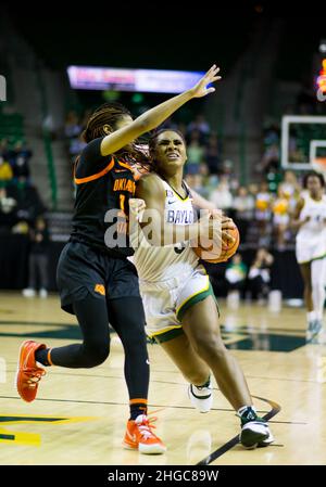 Waco, Texas, Stati Uniti. 19th Jan 2022. Baylor Lady Bears guardia Jordan Lewis (3) guida con la palla al cestino contro Oklahoma state Cowgirls guardia N'Yah Boyd (11) durante il 4th quarto della partita di pallacanestro NCAA tra le Oklahoma state Cowgirls e Baylor Lady Bears al Ferrell Center di Waco, Texas. Matthew Lynch/CSM/Alamy Live News Foto Stock