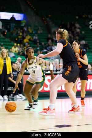 Waco, Texas, Stati Uniti. 19th Jan 2022. Baylor Lady Bears guardia Jordan Lewis (3) guida con la palla contro l'Oklahoma state Cowgirls Center Cassidy De Lapp (1) durante il 4th quarto della partita di pallacanestro NCAA tra gli Oklahoma state Cowgirls e gli Baylor Lady Bears al Ferrell Center di Waco, Texas. Matthew Lynch/CSM/Alamy Live News Foto Stock