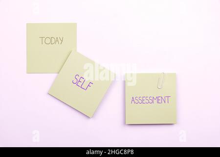 Segno di testo che mostra l'autovalutazione. Business Concept la valutazione di se stessi o di uno è azioni e atteggiamenti diversi assortiti Collection Office Foto Stock