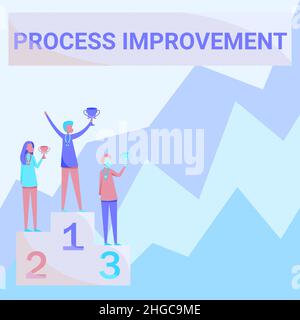 Miglioramento del processo di scrittura a mano. Parola scritta sul compito di identificare su corsi aziendali esistenti tre concorrenti in piedi su Podium Holding Foto Stock