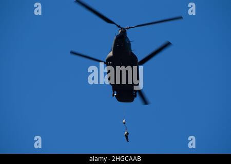 Un paracadutista giapponese della forza di autodifesa di terra dalla Brigata Airborne 1st, salta fuori da un Chinook JGSDF CH-47JA durante l'annuale evento di addestramento di salto di Capodanno a Camp Narashino, Chiba, Giappone, 13 gennaio 2022. Il salto è stato un evento annuale dal 1960s, fatto come preghiera simbolica per il sicuro dispiegamento di paracadute per il nuovo anno. (STATI UNITI Air Force foto di Senior Airman Brieana E. Bolfing) Foto Stock