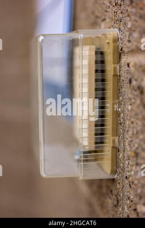 Focalizzazione selettiva sul termostato coperto bloccato per evitare variazioni di temperatura Foto Stock