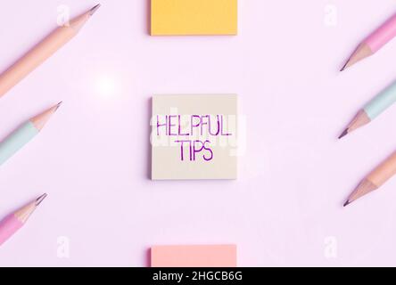 Suggerimenti utili per la visualizzazione concettuale. Parola scritta su consulenza di assistenza aiutare supporto assistenza e suggerimenti rapidi Flashy School Office Supplies, Bright Teaching Foto Stock
