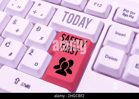 Didascalia di testo che presenta la sicurezza per prima. Idea di business usato per dire che la cosa più importante è di essere sicuro Abstract digitando nuovo programma antivirus Foto Stock