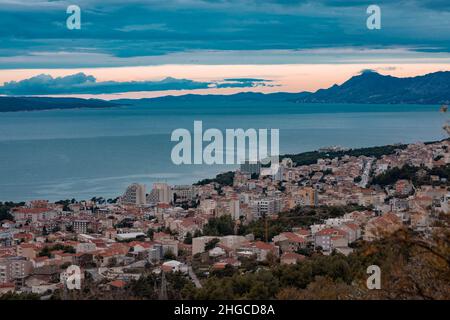 Panorama della città di Makarska in Dalmazia, vista dal monte Biokovo in una fredda giornata invernale. Viste pittoresche dall'alto. Isola di brac visto in Foto Stock