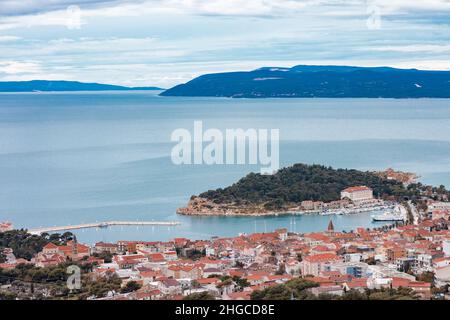 Panorama della città di Makarska in Dalmazia, vista dal monte Biokovo in una fredda giornata invernale. Viste pittoresche dall'alto. Isola di brac visto in Foto Stock