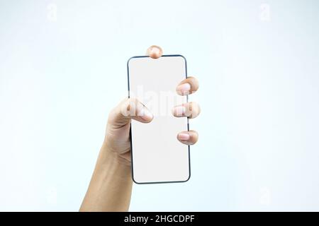 Mano dell'uomo che tiene uno smartphone bianco isolato su sfondo bianco, Foto Stock