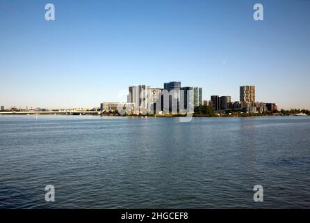 Fotografia a colori di Bennelong Bridge e di un grattacielo residenziale, Wentworth Point, Sydney, nuovo Galles del Sud, Australia, 2021. Foto Stock