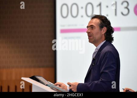 Bogota, Colombia. 19th Jan 2022. Federico Gutierrez del partito politico Creemos Colombia parla durante un dibattito economico sono stati i partiti politici di destra i candidati dibattito come parte del loro accampamento per la presidenza della Colombia per le elezioni del 2022, a Bogota, Colombia il 19 gennaio 2021. Credit: Long Visual Press/Alamy Live News Foto Stock