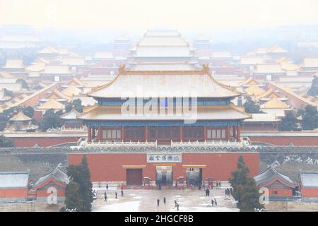 Pechino, Pechino, Cina. 20th Jan 2022. Il 20 gennaio 2022, nella stagione fredda grave, Pechino accoglie la prima neve nel 2022. Gli edifici della Città Proibita sono avvolti di neve con un paesaggio incantevole. (Credit Image: © SIPA Asia via ZUMA Press Wire) Foto Stock