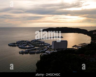 Port Dickson, Malesia: 19 novembre 2021 - Vista aerea del famoso resort Lexis ibiscus. Punti di messa a fuoco selettivi Foto Stock